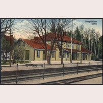 Kilafors station på ett färglagt vykort från omkring 1920. Foto: Axel Ohrlander. 